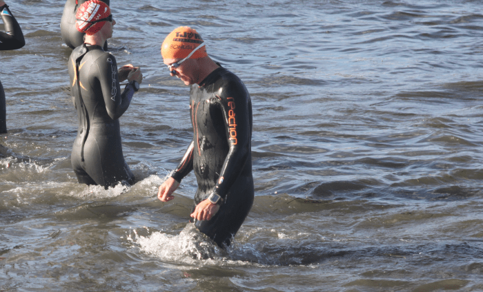 I vattnet innan simning Jonas